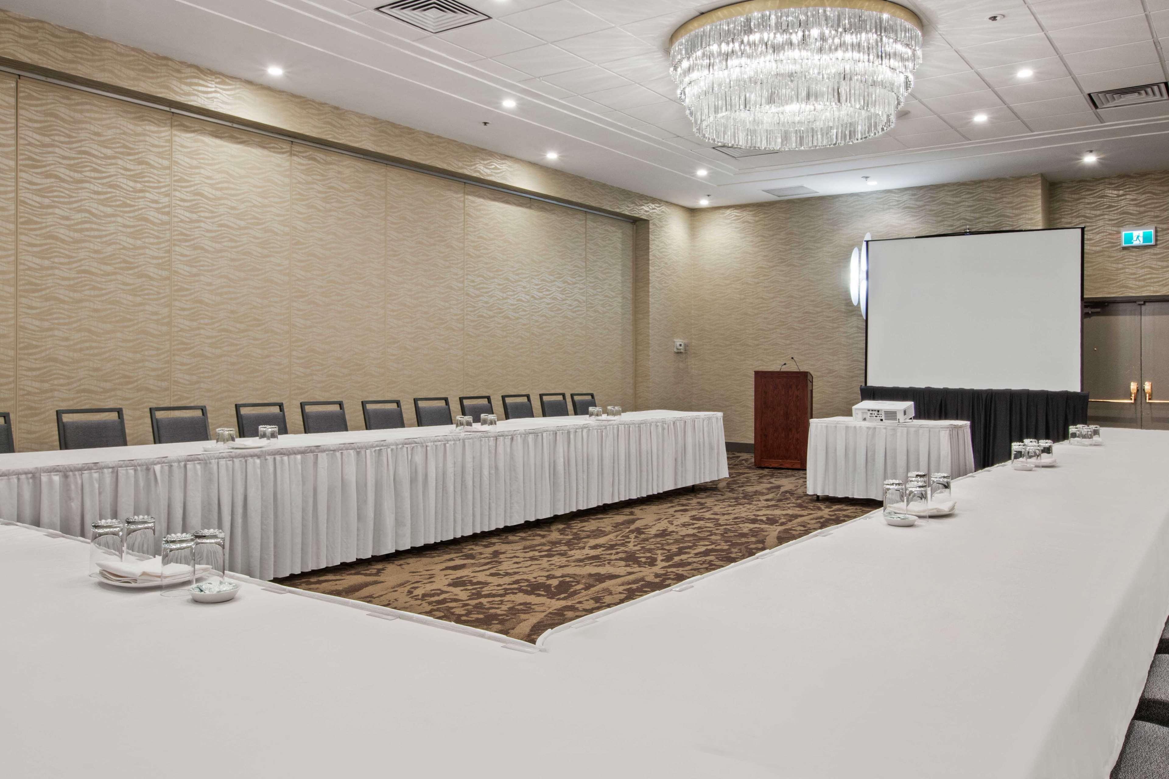 Best Western Premier Calgary Plaza Hotel & Conference Centre Exterior photo